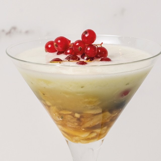 Cocktail de frutas con sorbete de piña y mojito